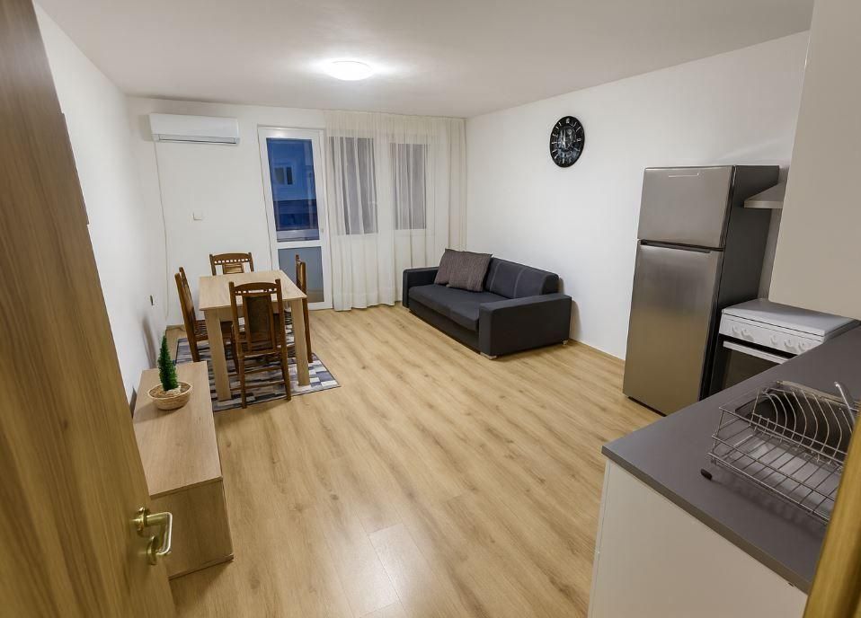 Тристаен апартамент в района на Колхозен пазар!