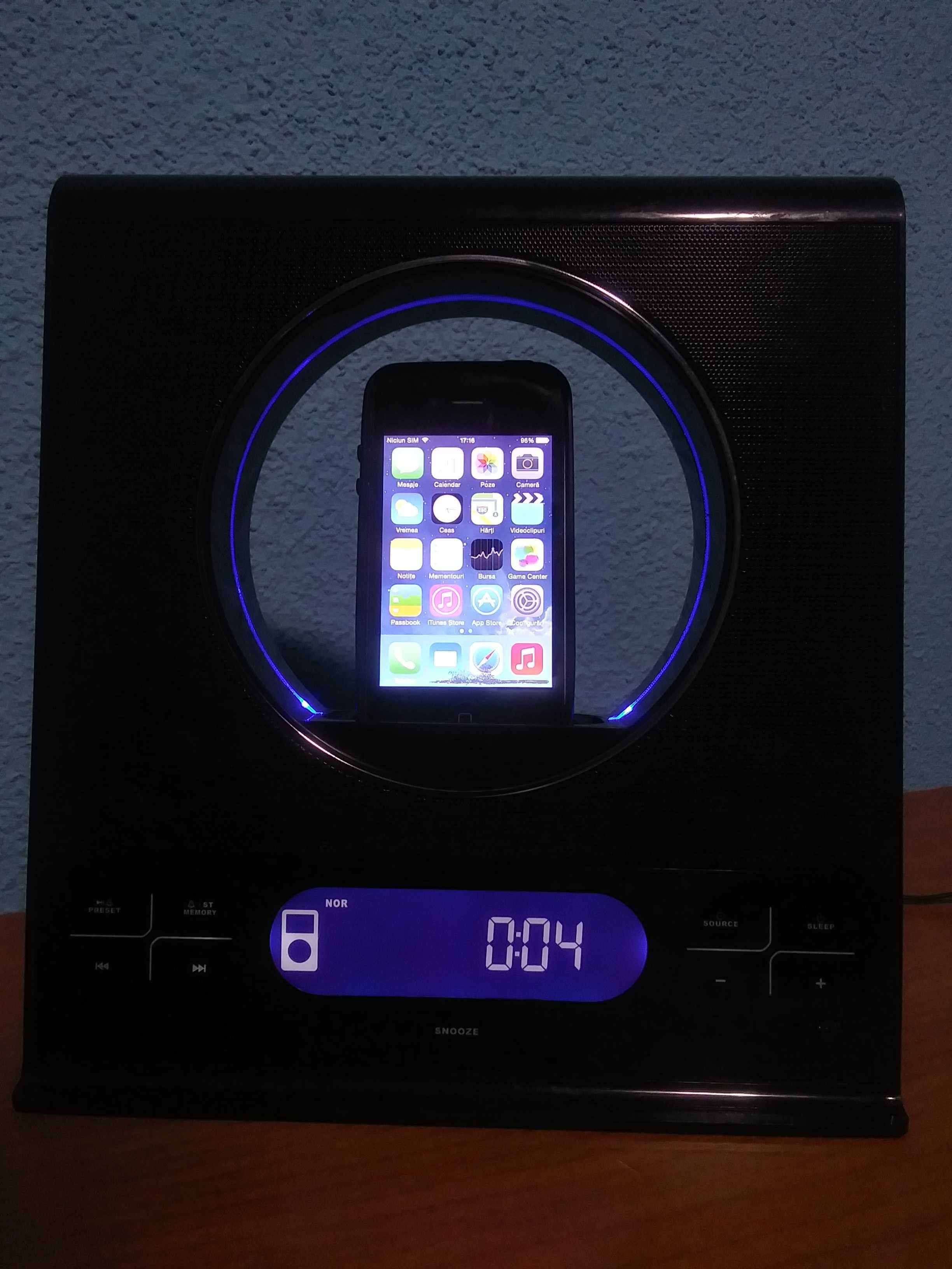 Radio cu ceas si alarmă pentru iPod/iPhone.