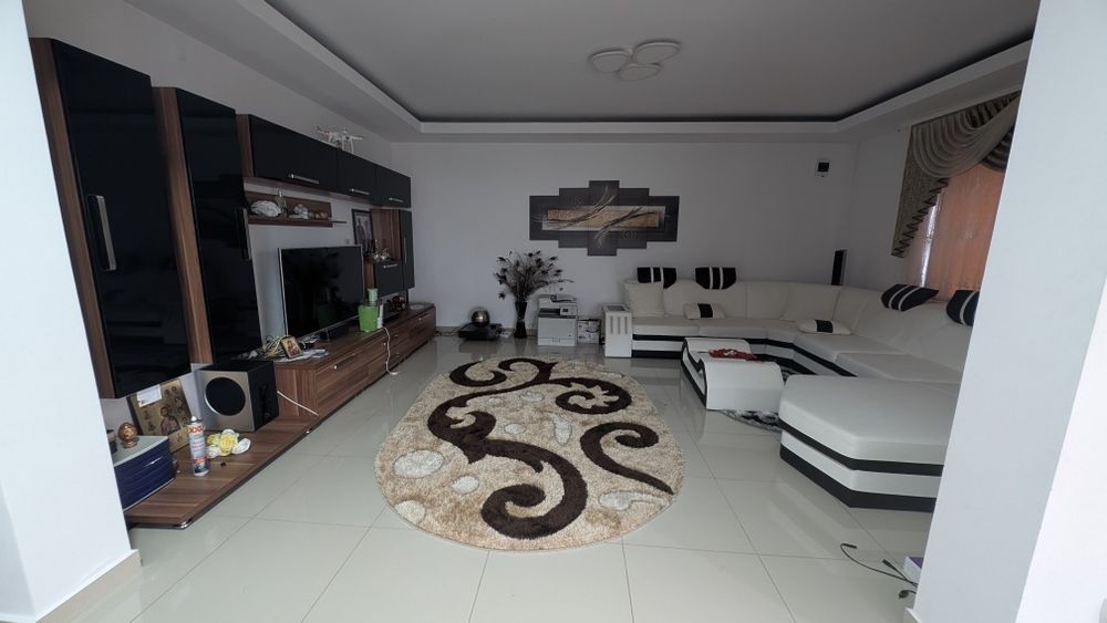 Vând Casă P+M ,teren ,garaj