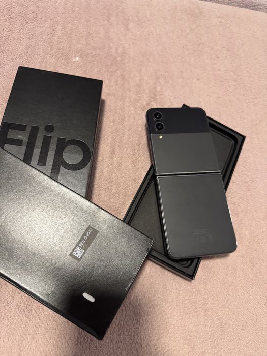Samsung Galaxy Z Flip 4 Full Box