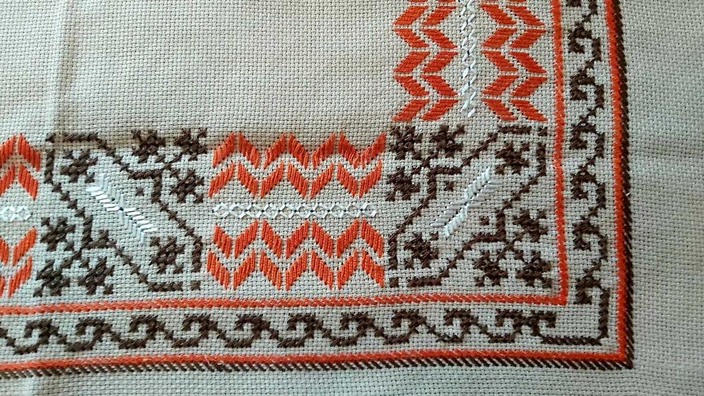 Ръчно бродирана покривка за маса (България, 60-те г)