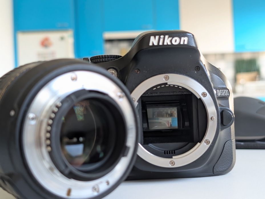 Nikon D5200 + Obiectiv Nikkor AF-S 50 mm f1.4 + 3 baterii + SD 128 GB