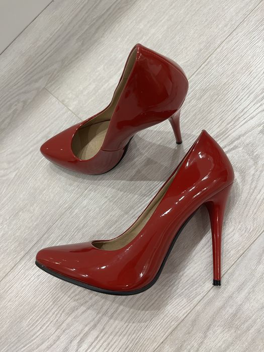 Елегантни червени обувки