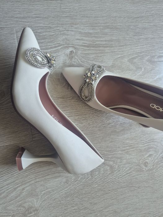 Янги аёллар туфлиси сотилади