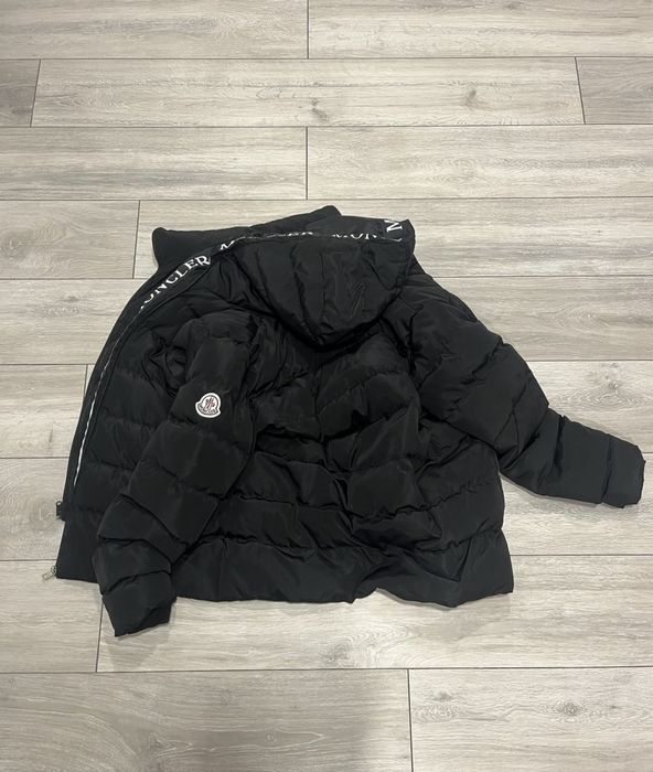 Яке Moncler – качествено, удобно, като ново