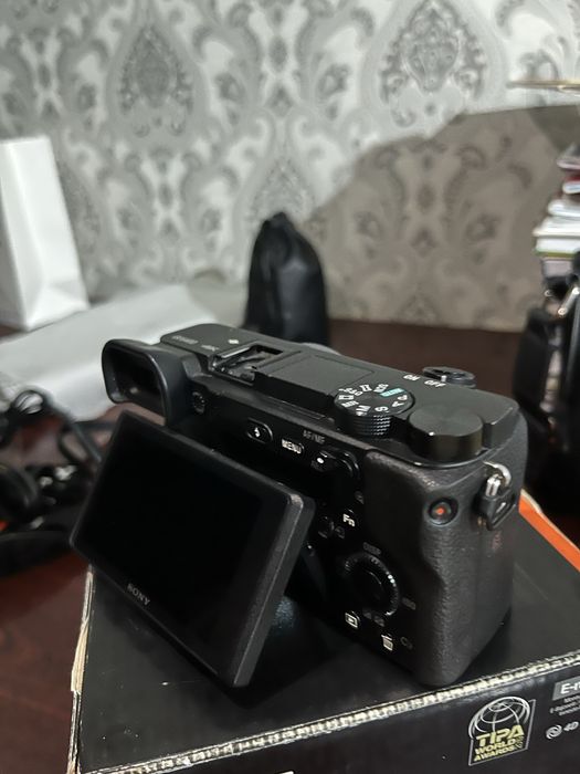 Sony a6400 продается срочно почти новый