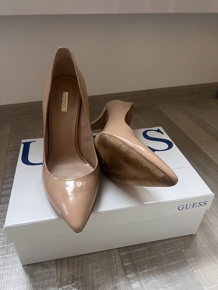 Бежови лачени токчета Guess размер 39