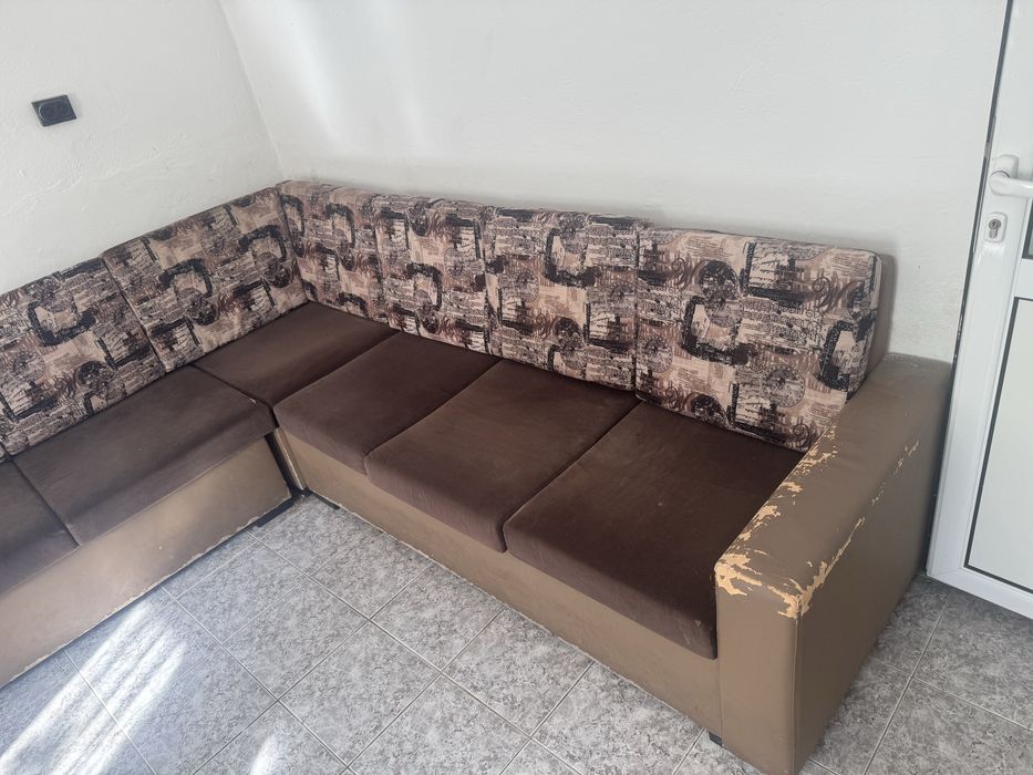 Ъглов диван със стъклена маса