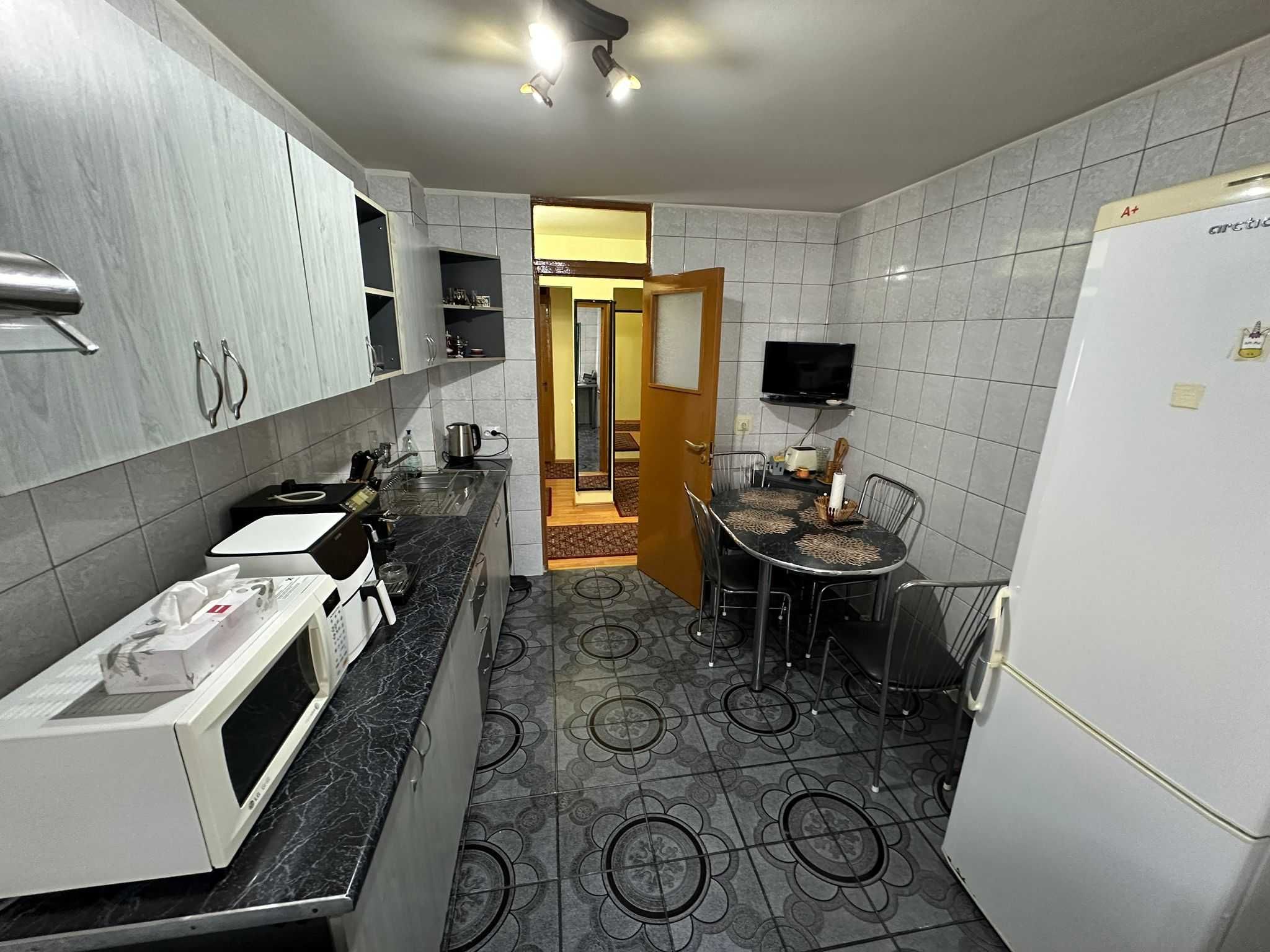 Vand apartament 4 camere + garaj 20mp la subsol, zona Victor Babes