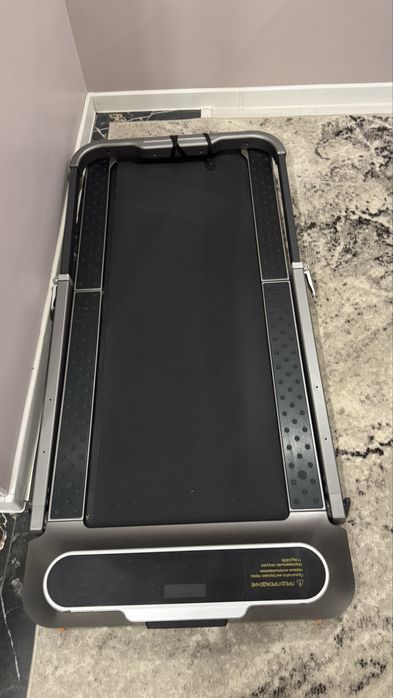 Беговая дорожка складывается,можно хранить под кроватью после использо