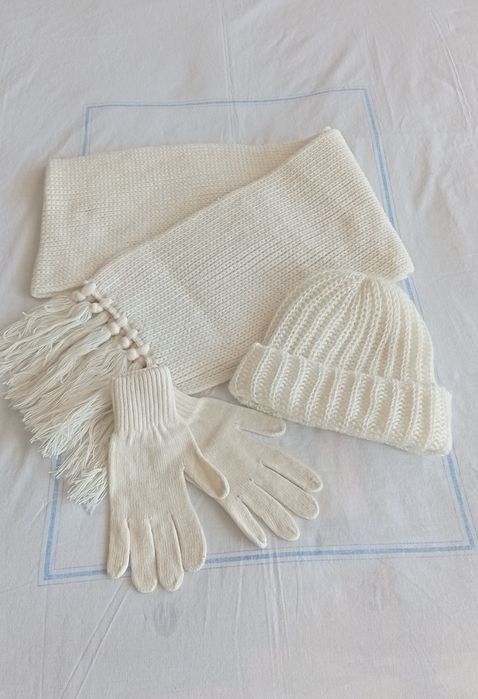 Топъл сет от шал, шапка и ръкавици, Нов .