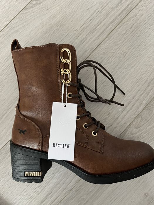 Боти Mustang с етикет
