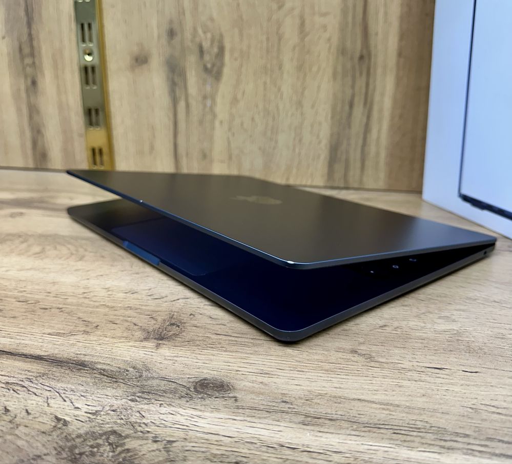 Macbook Air M2 8/256GB емкость 100%