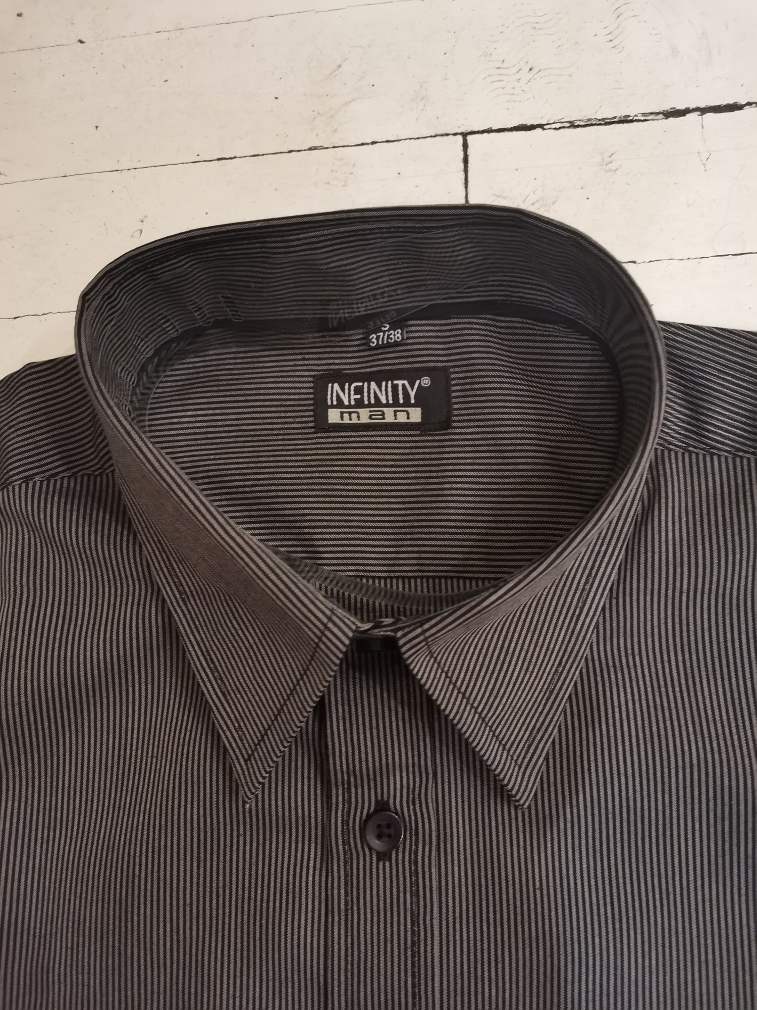 Мъжка риза на райета бяла или черна S нова от Германия
