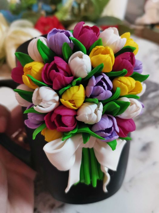 Cana neagra cu lalele multicolore