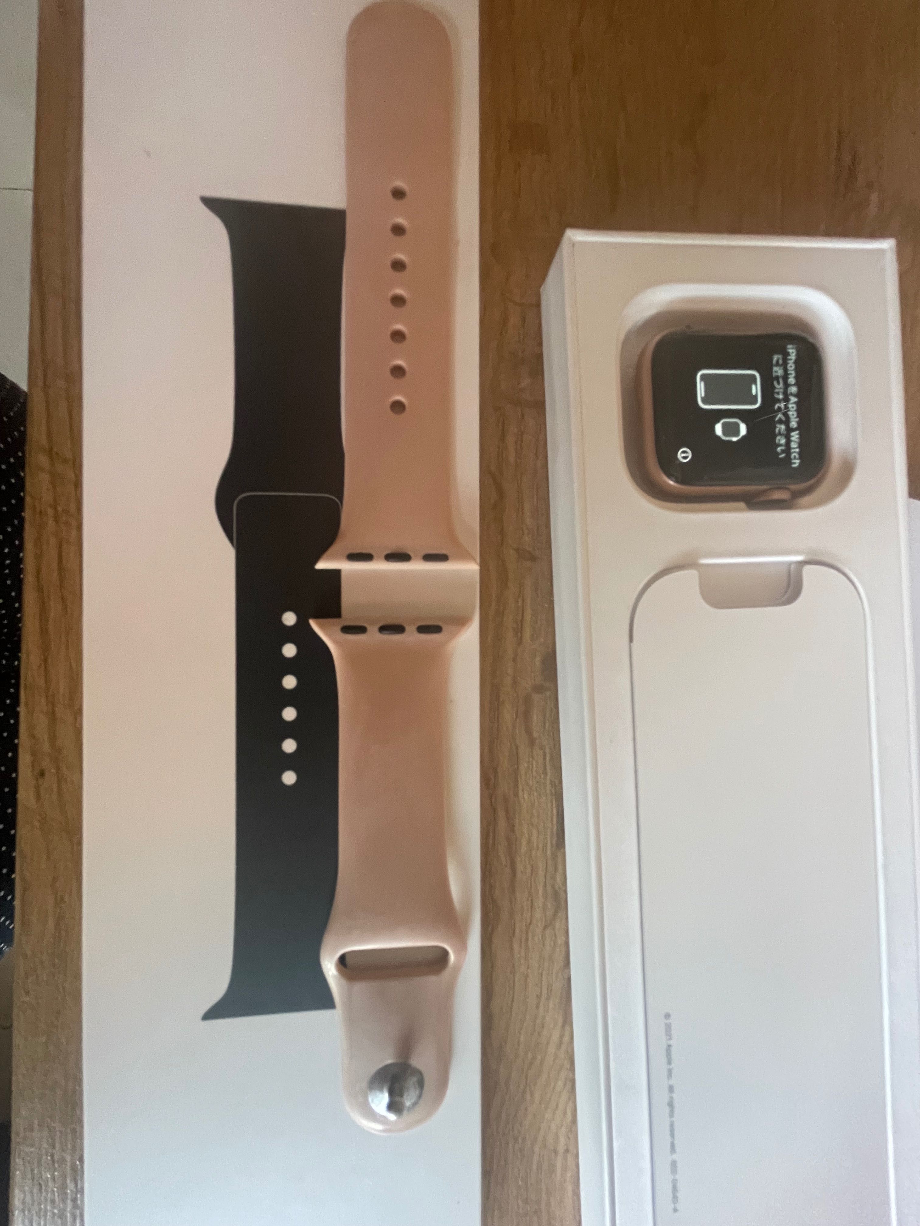 Apple Watch Series 4 3G 2021 г. Закупен от iStyle 40 mm Дамски