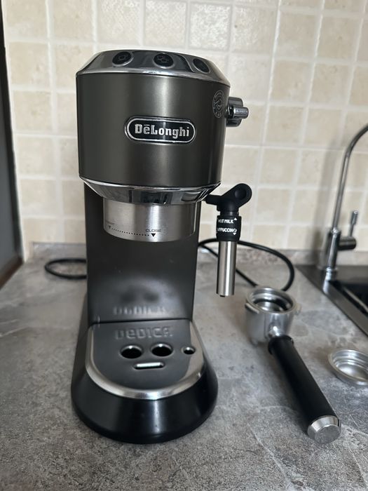 Продам кафе машинку Delonghi