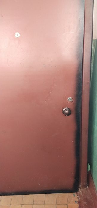 Продам металлическую дверь