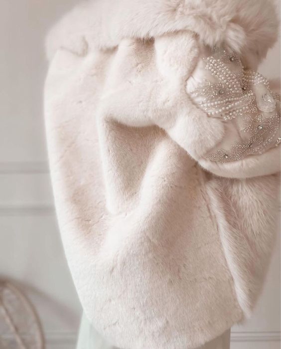 Палто от еко косъм , бяло с бродерия