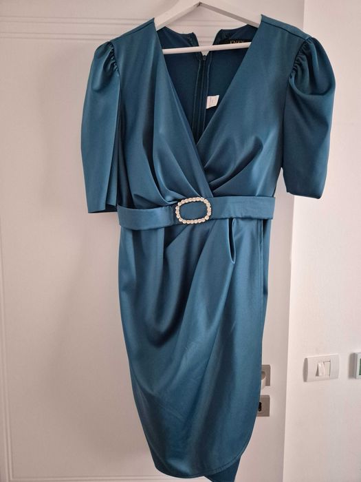 Vand rochii si costum barbati