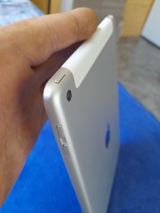 IPAD GEN 6nefolosit,wi-fi+celular