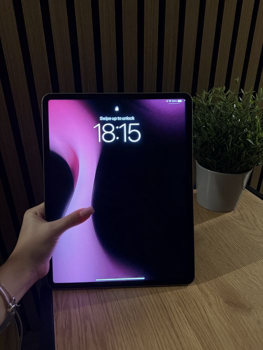 IPad Pro (12.9-inch) (6th generation) dark grey