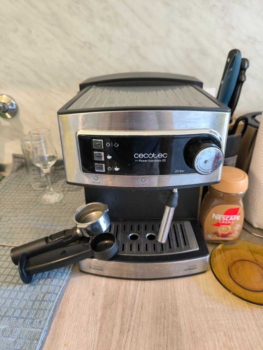 Кафемашина за еспресо и капучино Cecotec