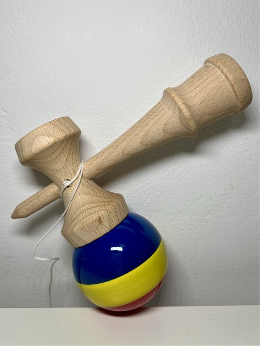 Kendama Romania - Bila Lucioasa (CUTIE + Ață de rezervă)