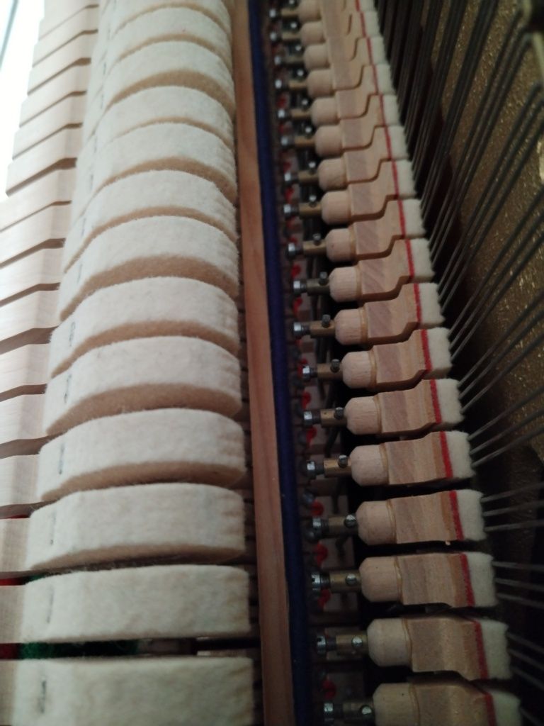 Pianina alba  Rosler, brand Petrof, cu garantie si acordaj.