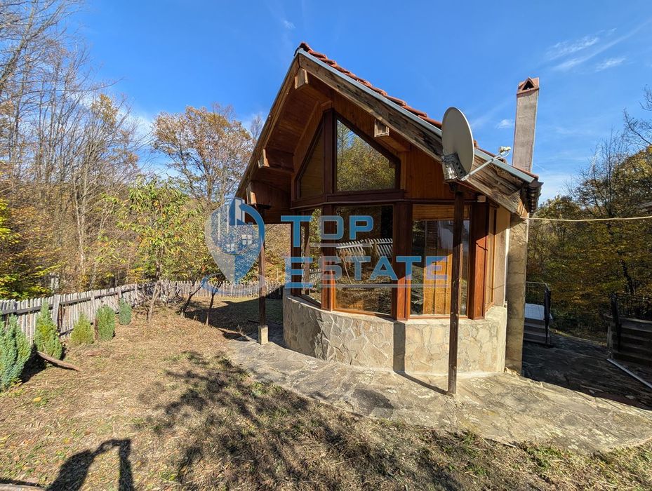 Двуетажна масивна вила в близост до град Плачковци