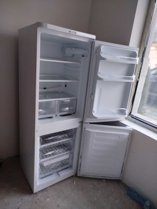 Пълно бзавеждане: хладилник, канапе, маса+4 стола, TV-шкаф+скрин+шкаф