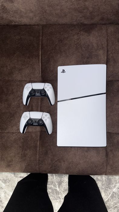 PlayStation 5 с играми и двумя джойстиками