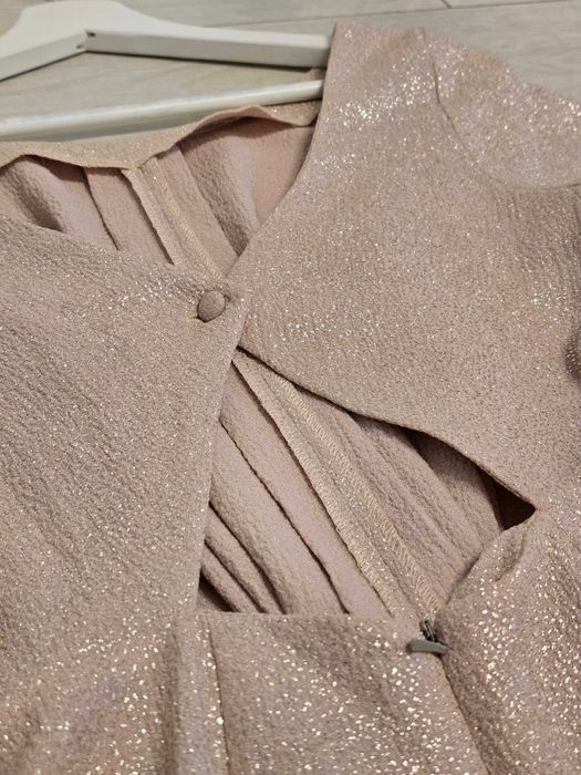 Salopetă aurie cu decolteu la spate