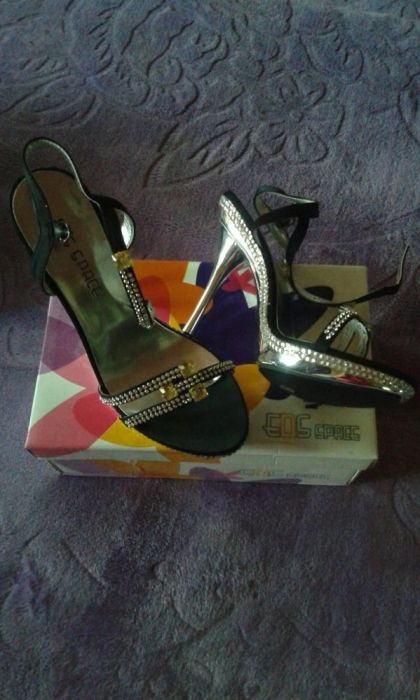 Vand sandale deosebite.