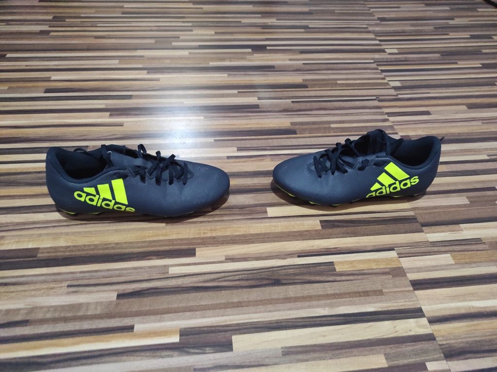 Se vinde ghete fotbal Adidas, mărimea 37(23,5 cm)