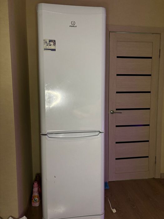 Холодильник Indesit продам.