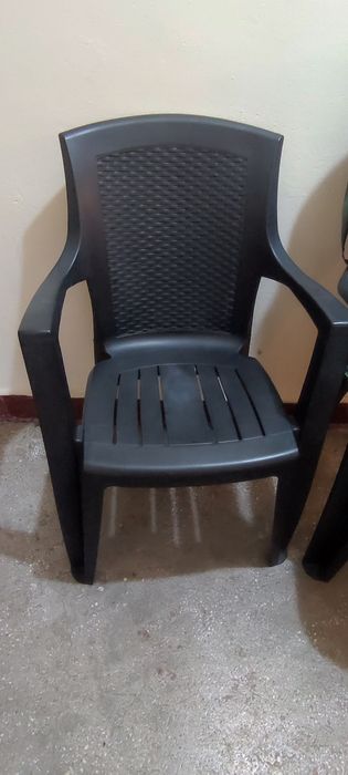 Scaune plastic și lemn