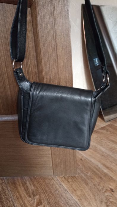 Продам кожаную сумку через плечо.