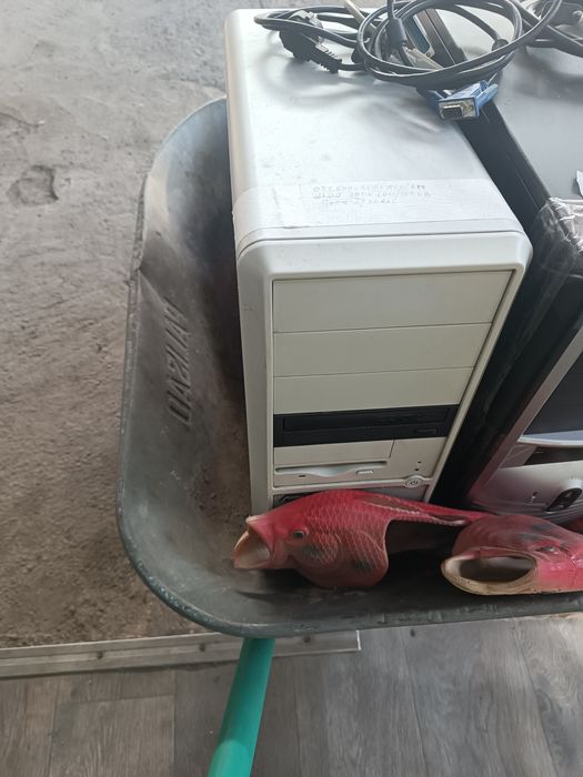 Системный блок. ОЗУ 2 гб.  HDD200GB proc 3000Ggc