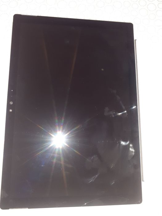 Vănd tabletă microsoft nu am încărcător la ea!!