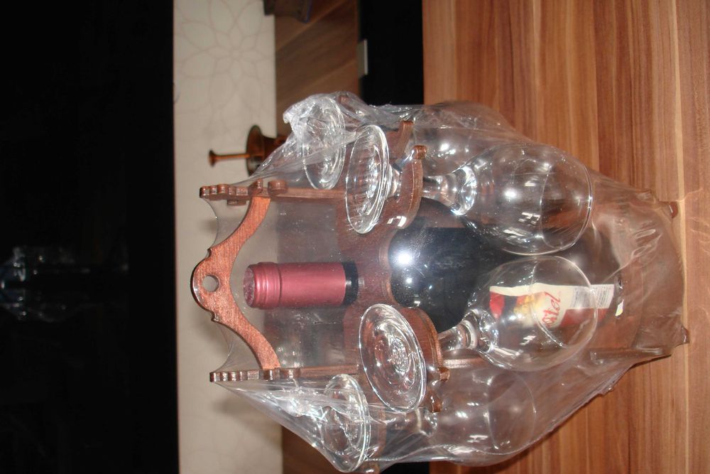 Suport vioara cu patru pahare si sticla vin