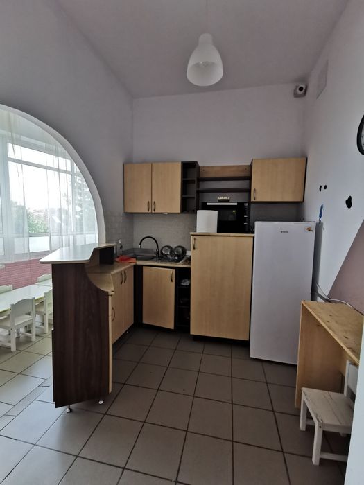 Închiriez clădire cu 3 niveluri (D+P+E), Zona Belvedere, curte și parc