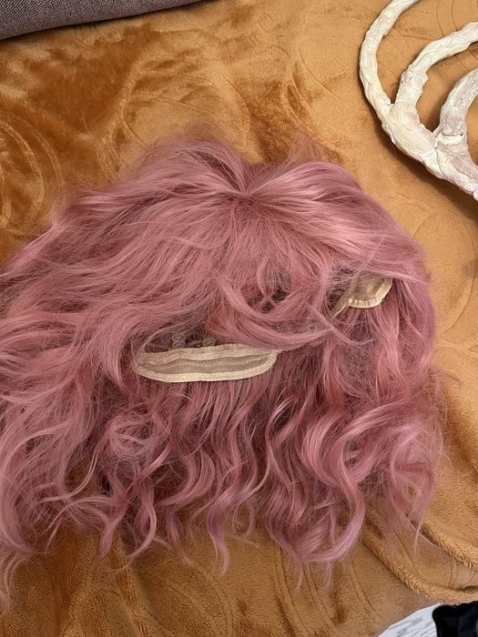 Розовый парик чуть длинее каре