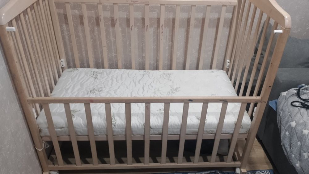 Продам детскую кроватку с ортопедическим матрасом.