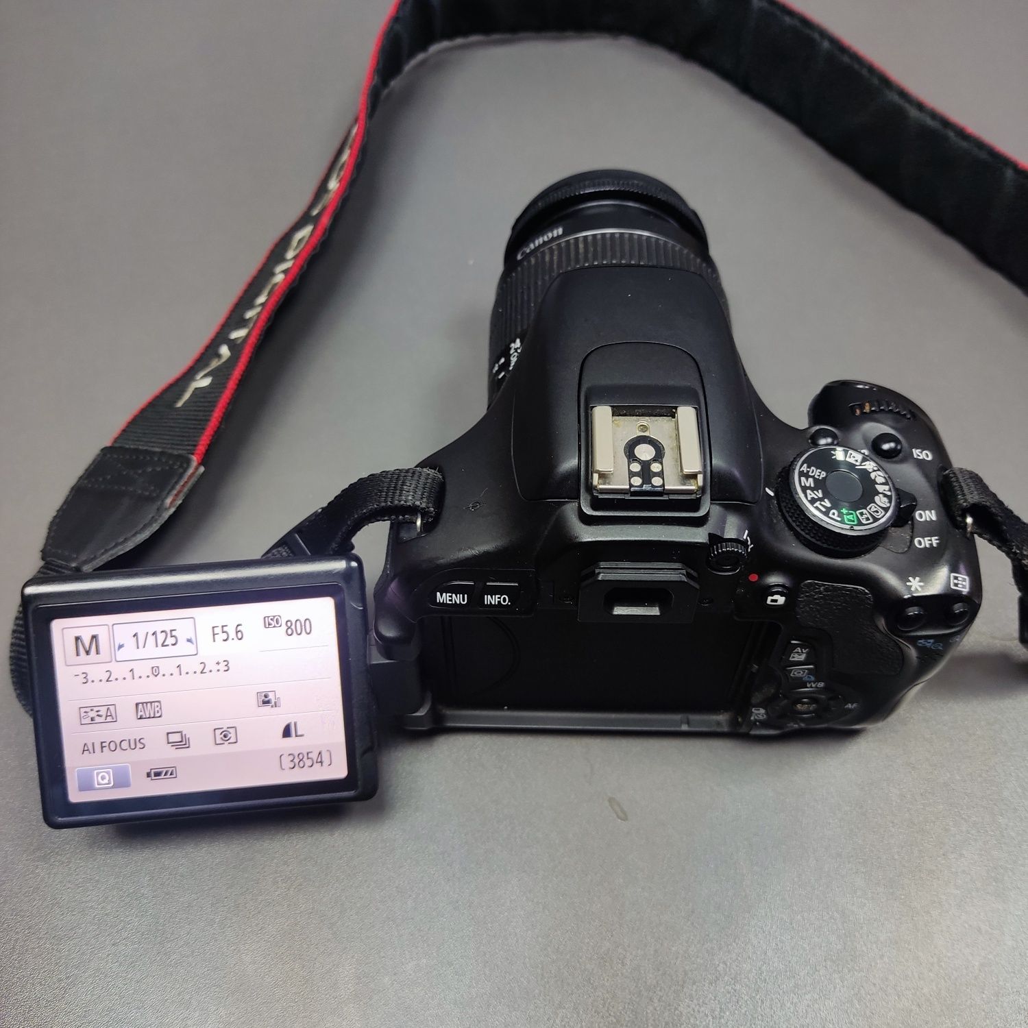 Canon EOS Rebel T3i с kit объективом Canon 18-55мм