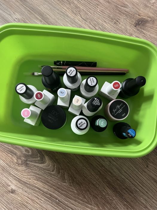 Гель лаки вместе с кисточками для маникюра