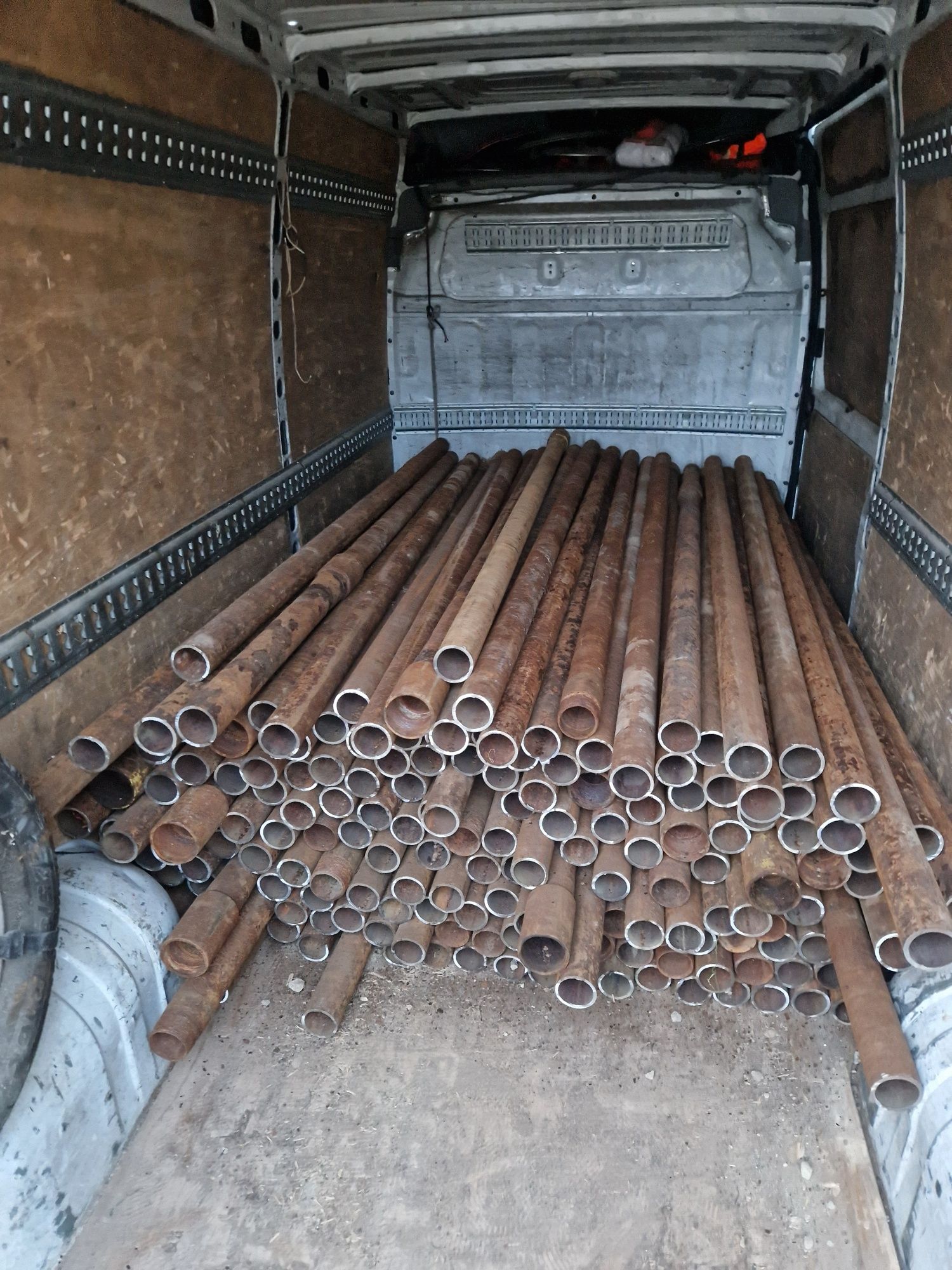 Vând stalpi pentru gard, din teava de tubing la 9ml