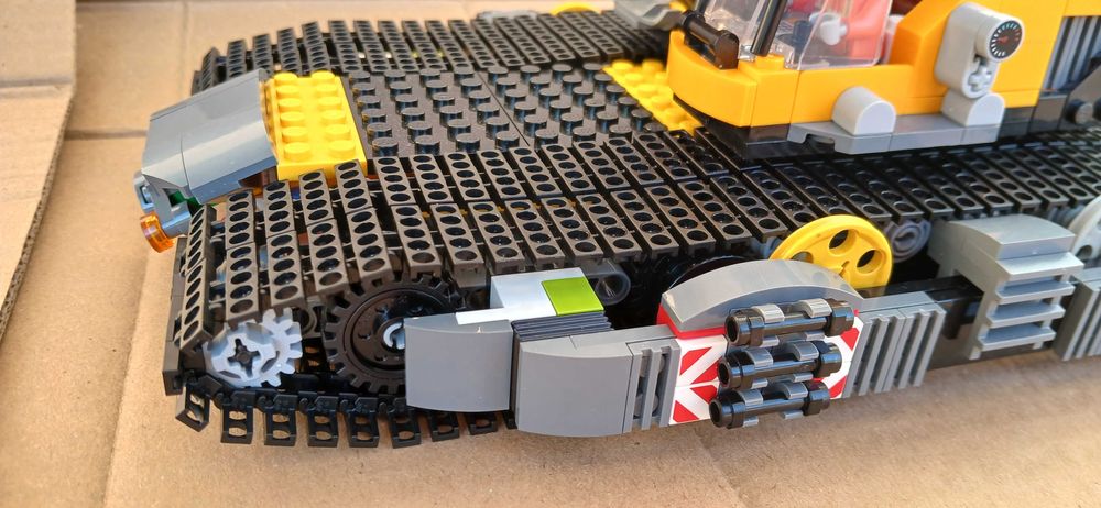 Лего багер с уникални двуредови вериги.