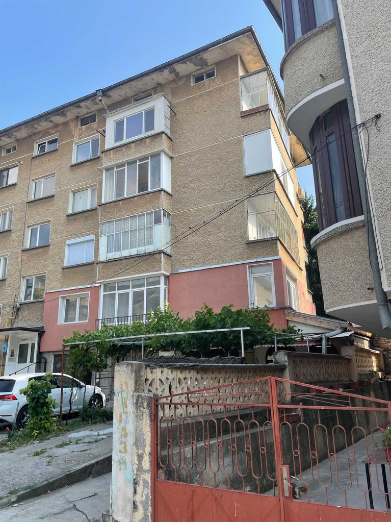 Продава се Четиристаен апартамент в Попово - 104 кв.м за 1010 €/кв.м - Снимка #1