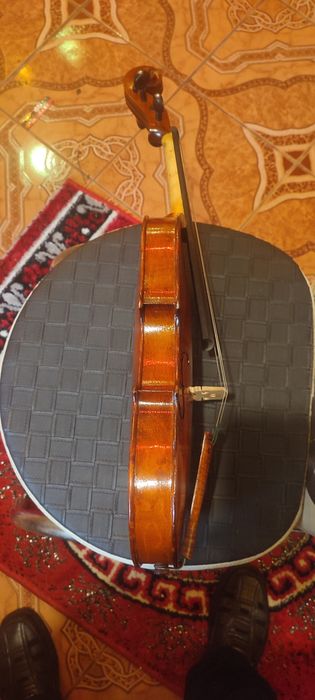 Vând vioară făcută manual cu un ton foarte plăcut spatele din paltin